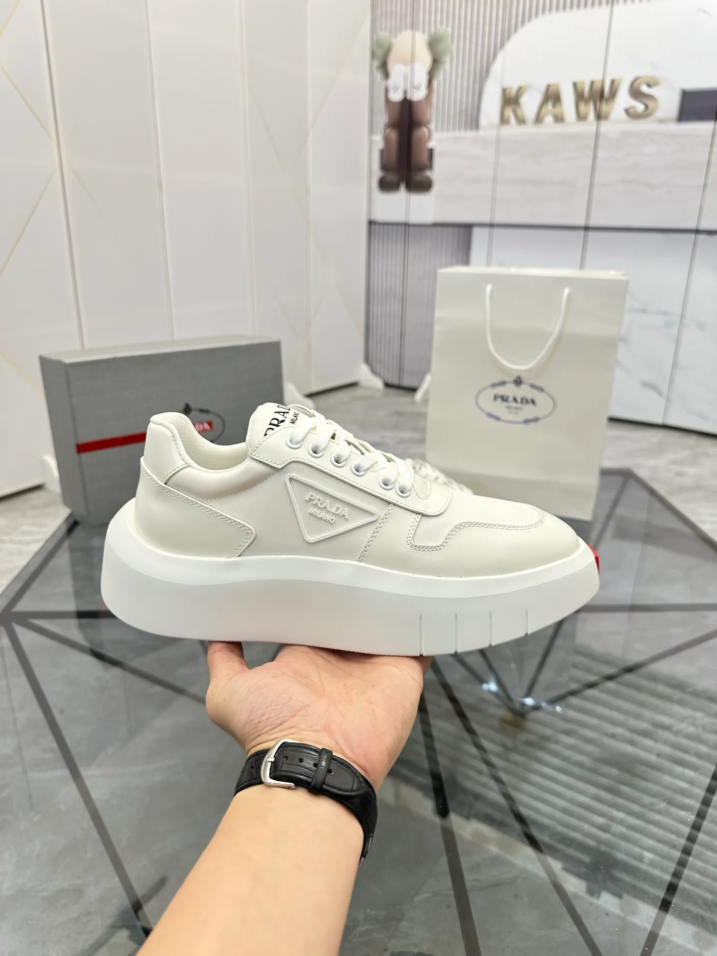 Men's shoes: 💰P620¥ High-end top quality Product trademark: Prada *"Prada*" low-top casual shoes Regular size: 38-45 (can be customized to 46) Product materials: imported first-layer cowhide leather on the upper spliced ​​with original fabric, breathable lining, cowhide foot pads, original ultra-light foam outsole. No.: 001